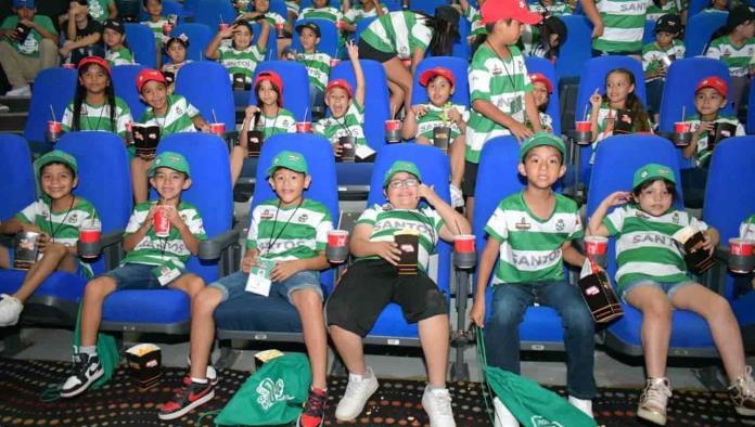 Llevan al cine a niños y niñas Santos-Pronnif