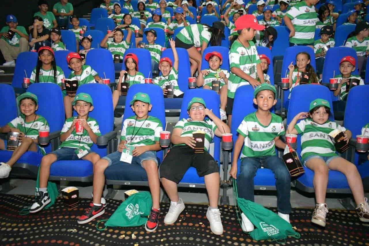 Llevan al cine a niños y niñas Santos-Pronnif