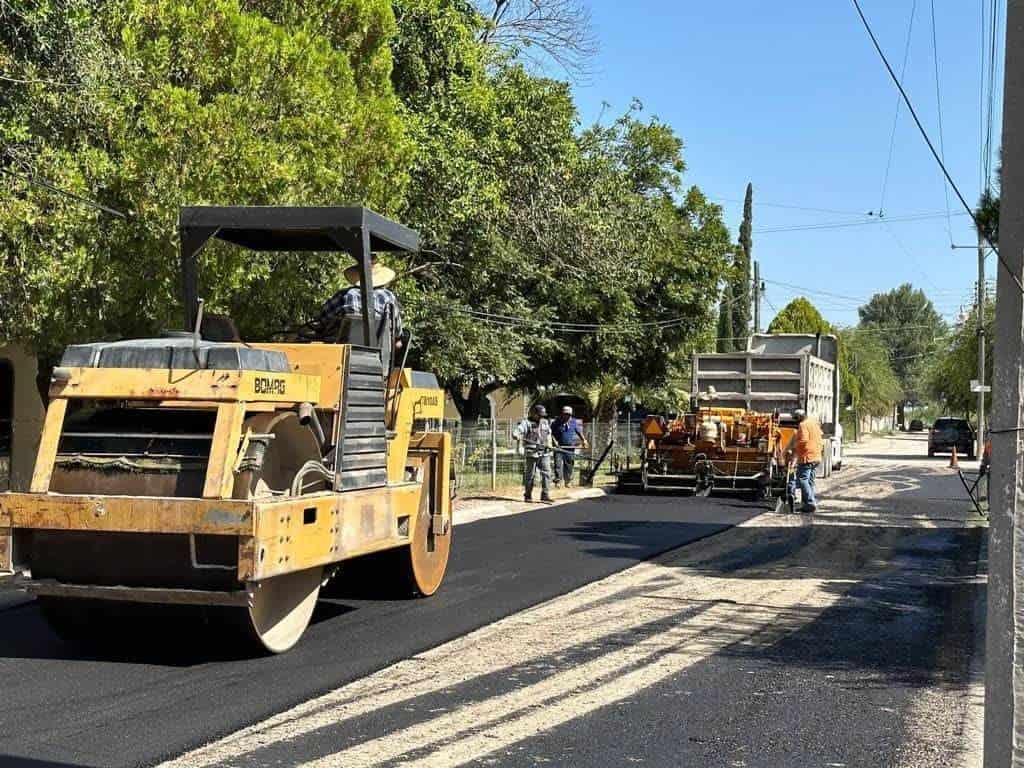 Continúan labores de pavimentación 