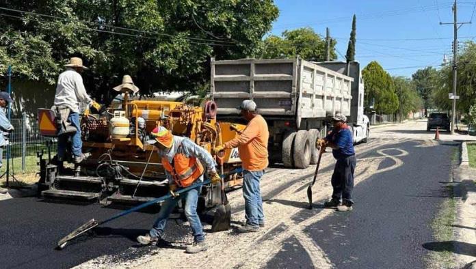 Continúan labores de pavimentación 