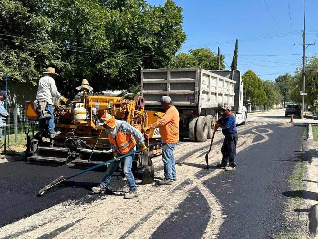 Continúan labores de pavimentación 