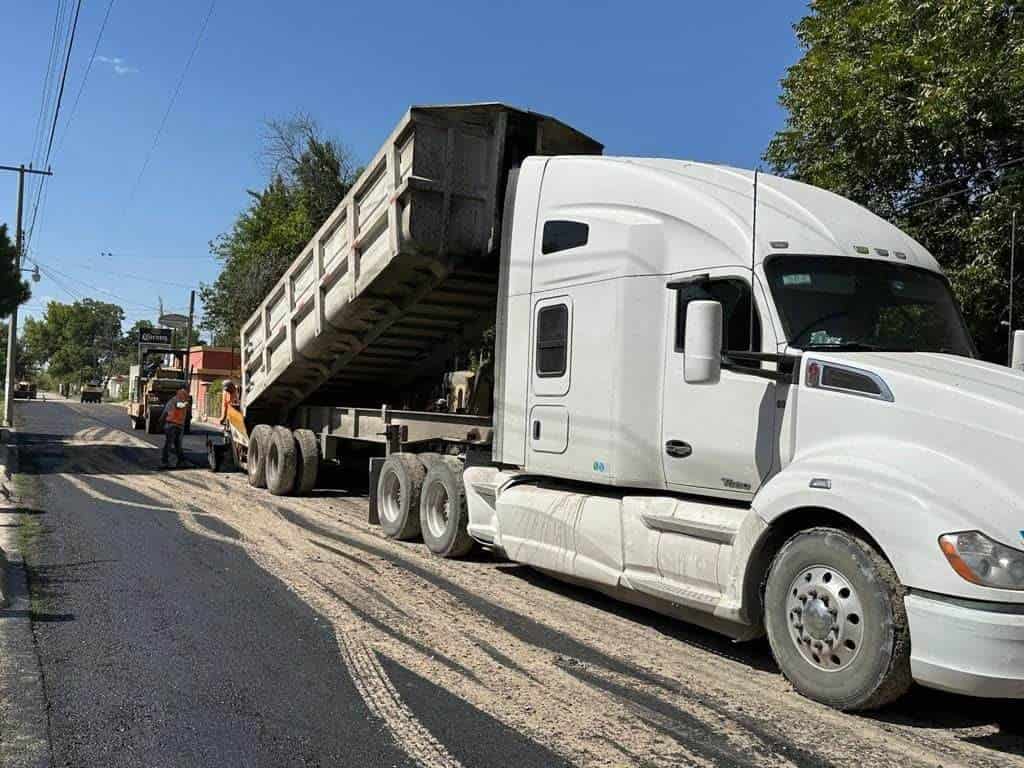 Continúan labores de pavimentación 