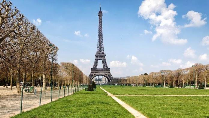 Abusan de turista mexicana cerca de la torre Eiffel, en París