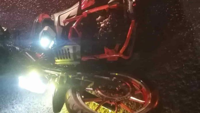 Muere motociclista al chocar con camioneta