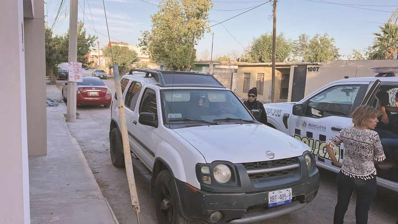 Asalta tienda y roba camioneta