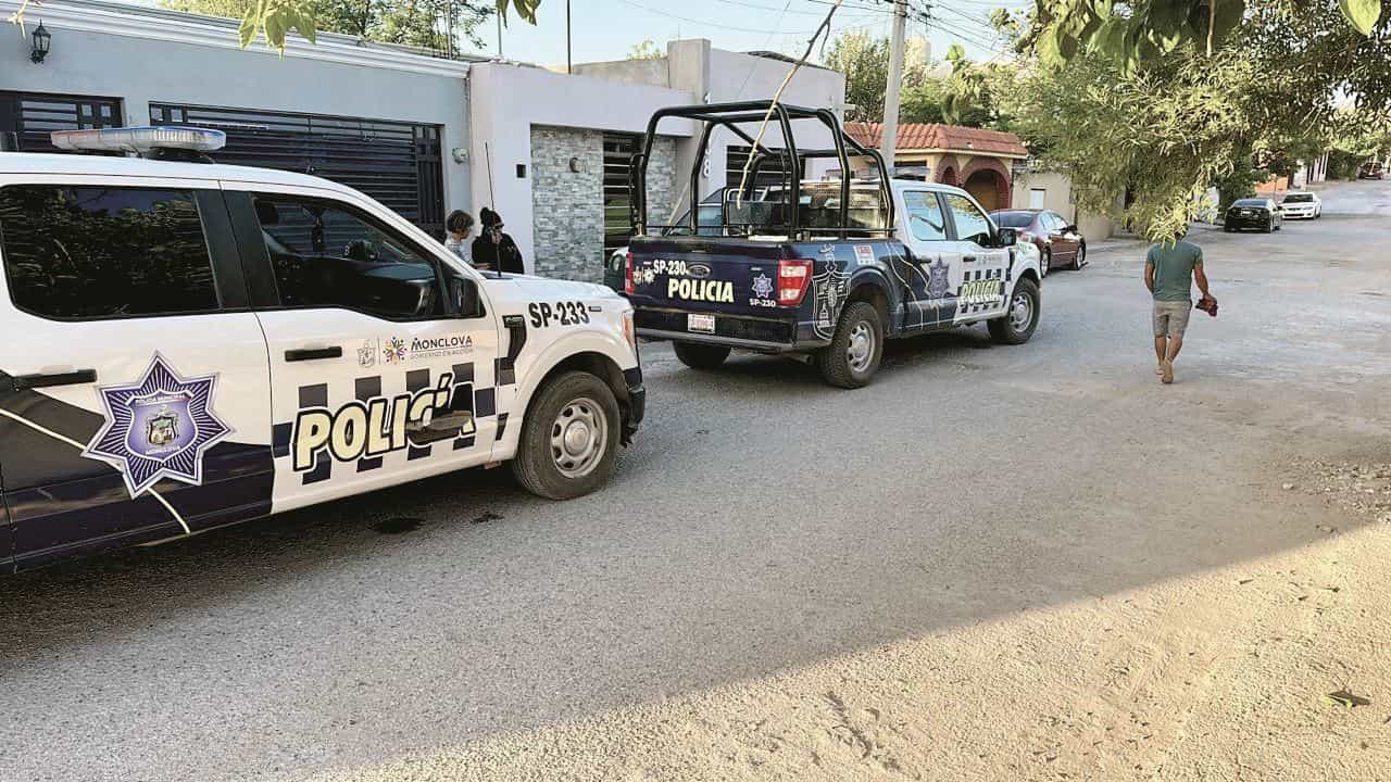 Asalta tienda y roba camioneta