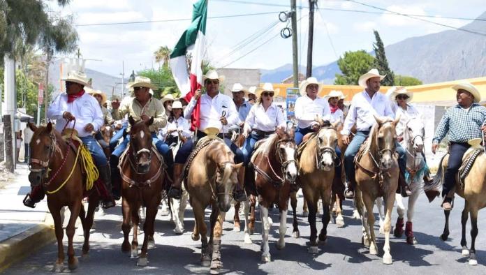 Deslumbra Cabalgata en Cuatro Ciénegas