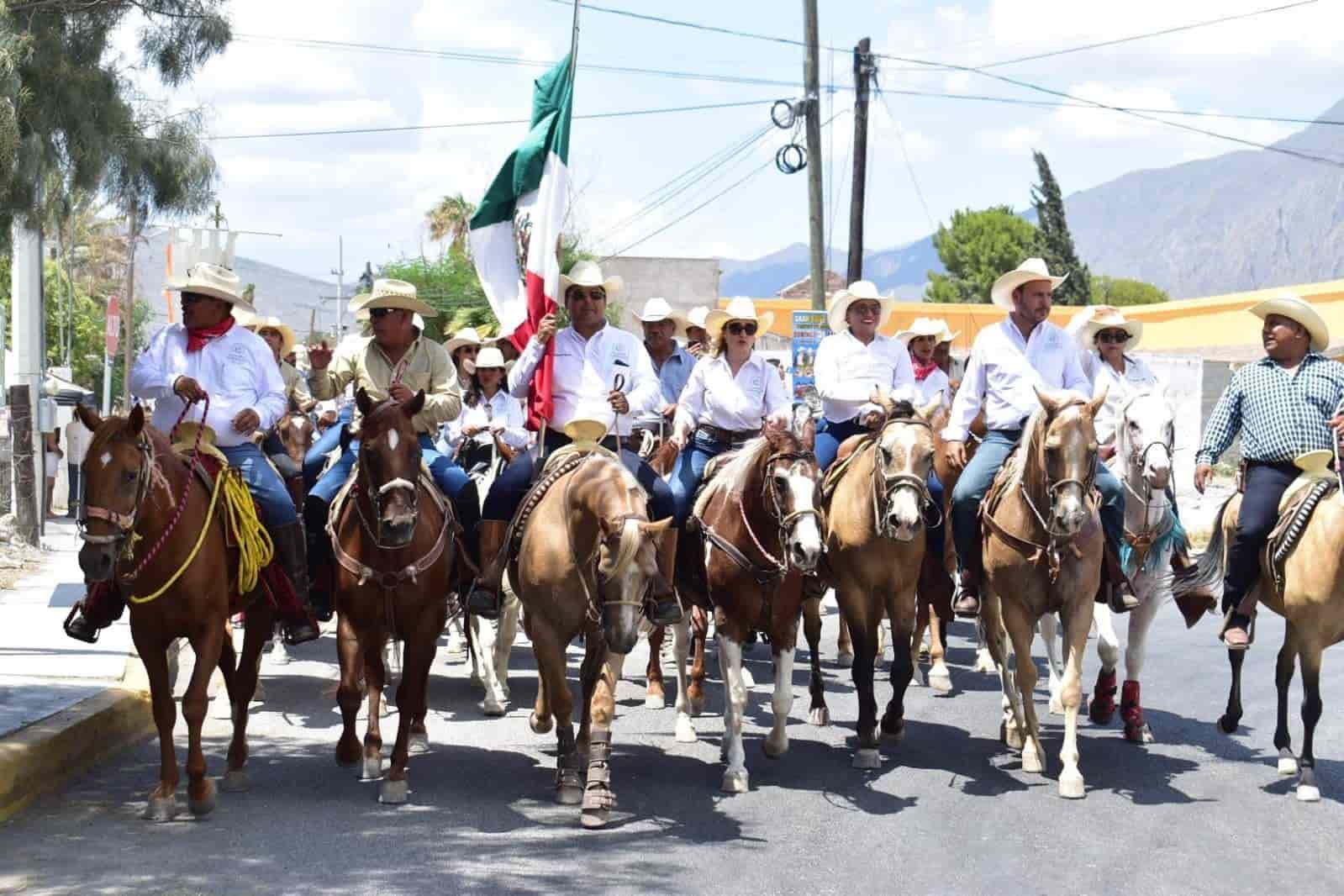 Deslumbra Cabalgata en Cuatro Ciénegas