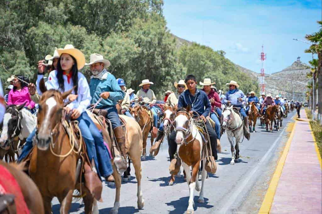 Deslumbra Cabalgata en Cuatro Ciénegas