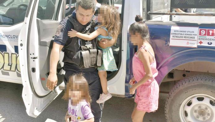 Le abre cabeza a niño con vaso de aluminio