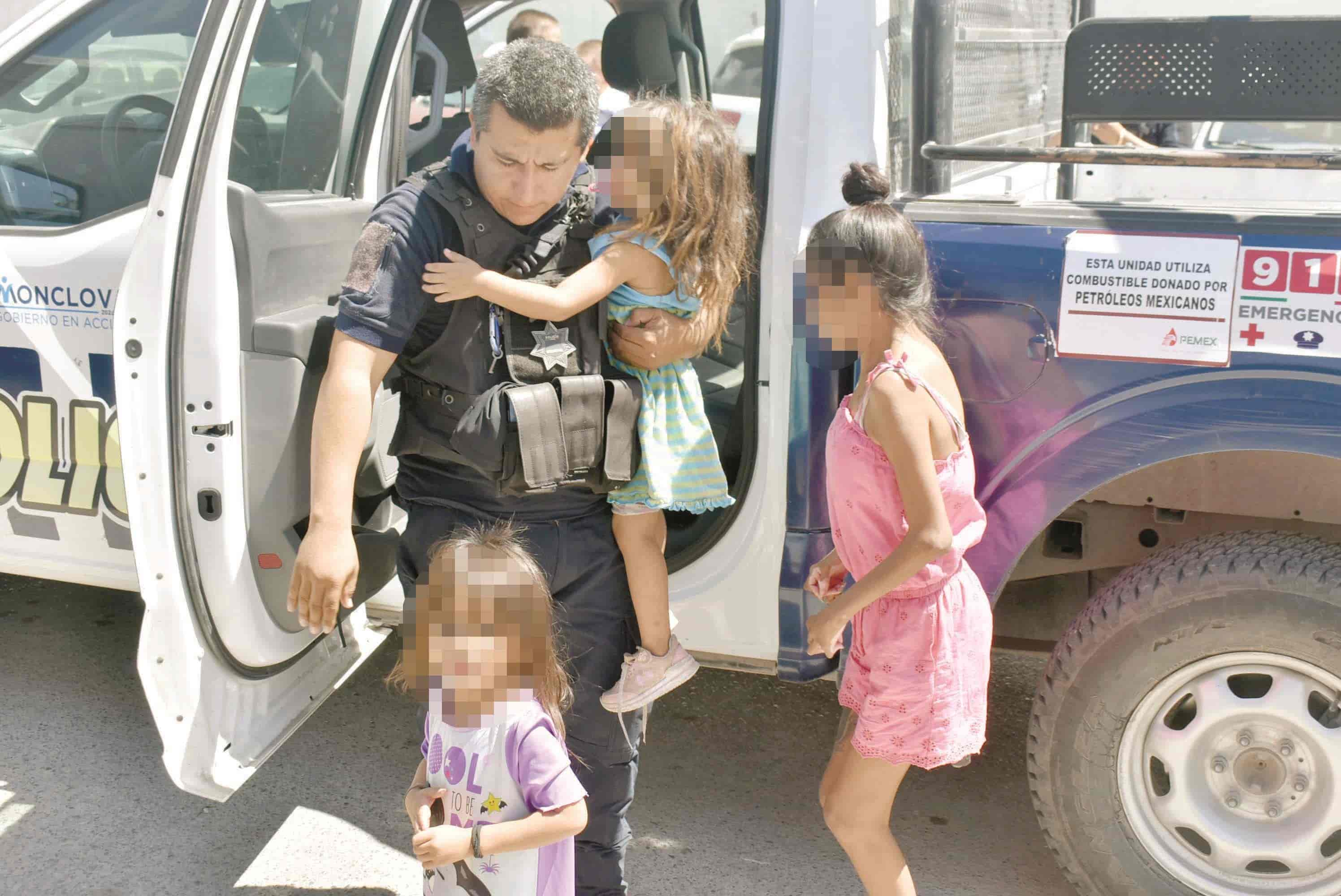 Le abre cabeza a niño con vaso de aluminio