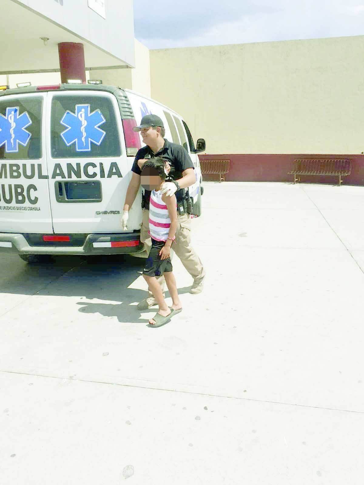 Le abre cabeza a niño con vaso de aluminio