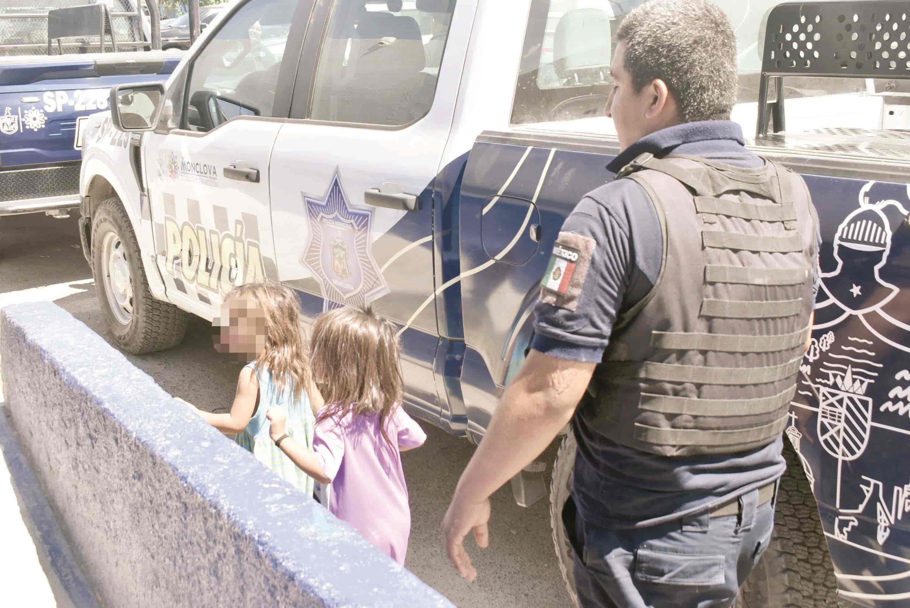 Le abre cabeza a niño con vaso de aluminio