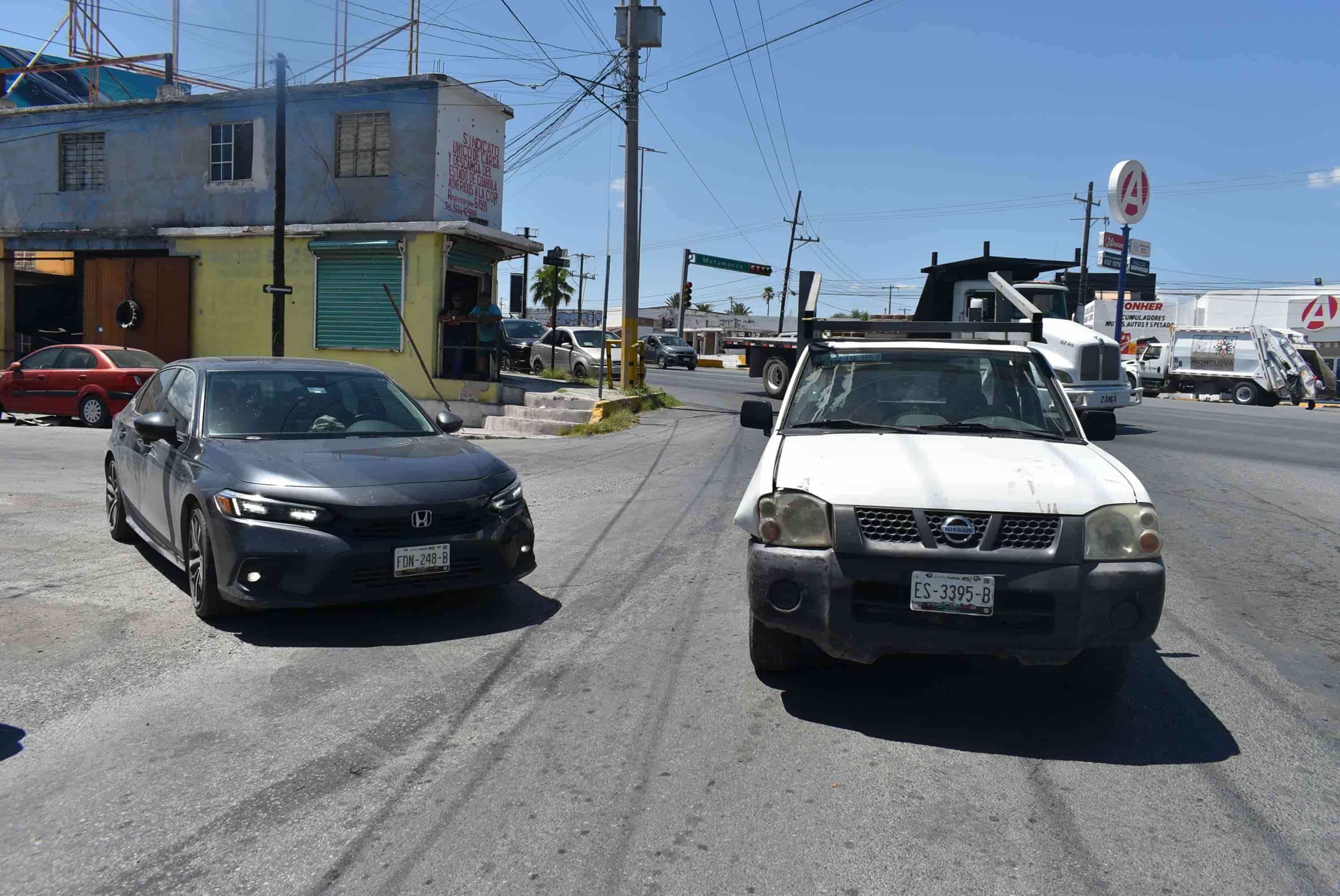 Daña auto en choque