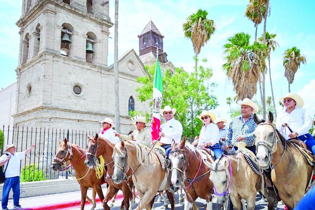 Deslumbra cabalgata en Cuatro Ciénegas