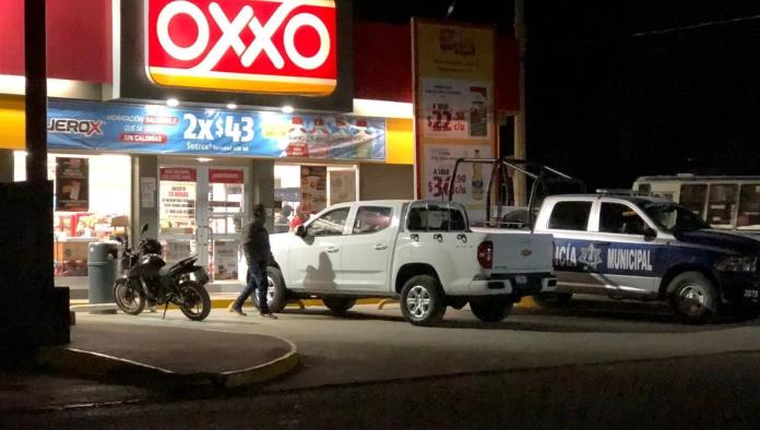 Roba 30 mil pesos a punta de navaja