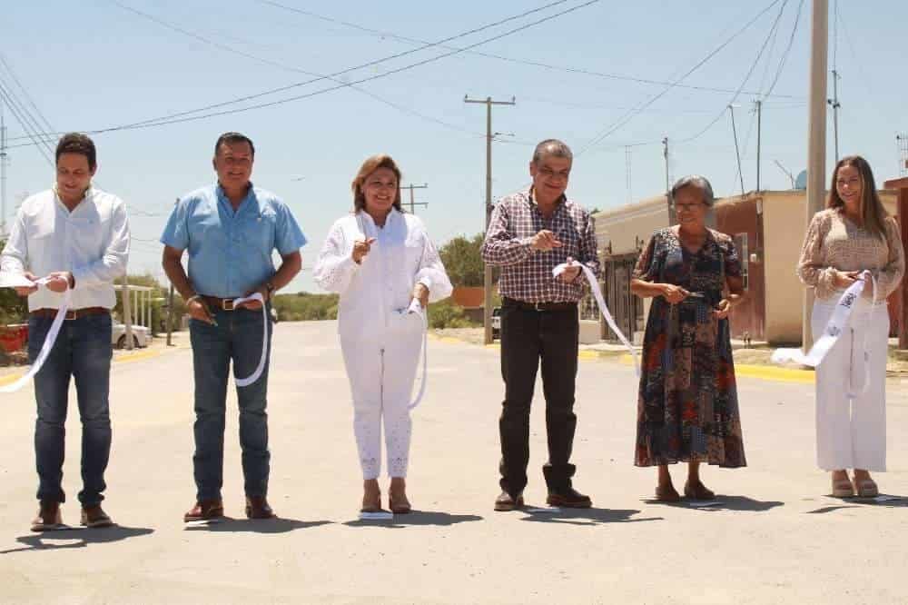 El gobernador Miguel Riquelme entregó pavimento en colonias de Sabinas