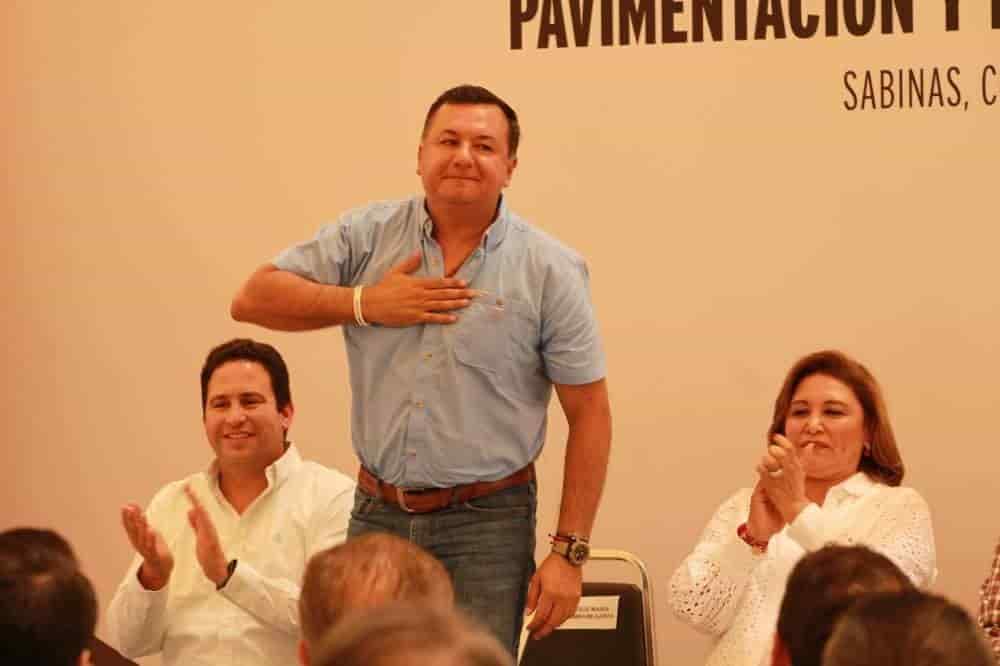 El gobernador Miguel Riquelme entregó pavimento en colonias de Sabinas