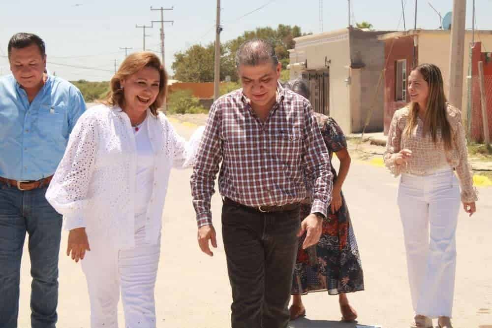 El gobernador Miguel Riquelme entregó pavimento en colonias de Sabinas