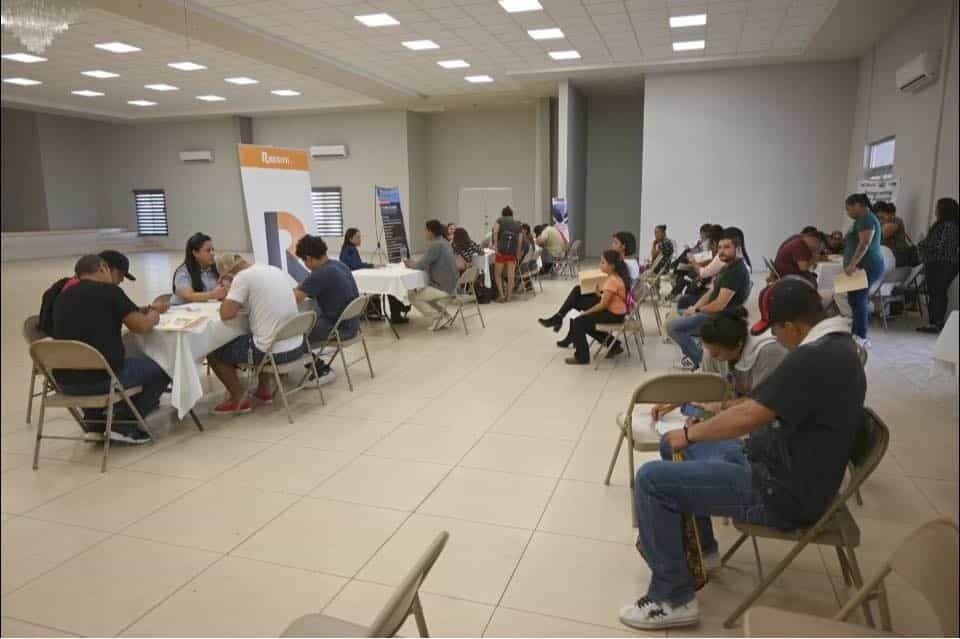 Realizan campaña de contratación en Nava 