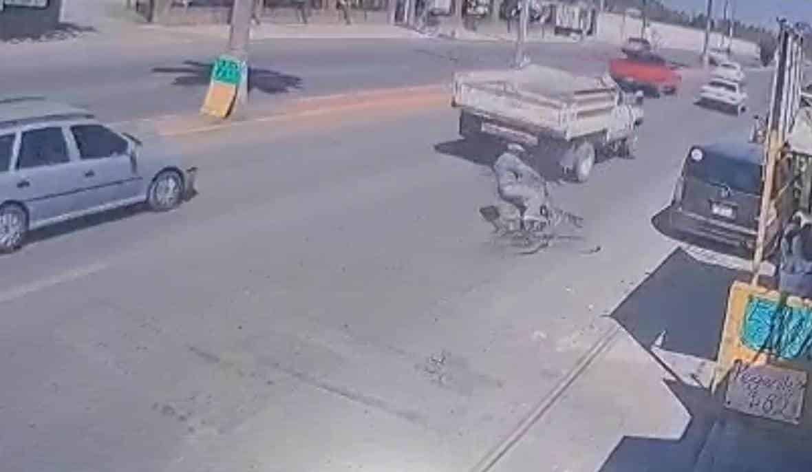 Tumba a albañil de bicicleta