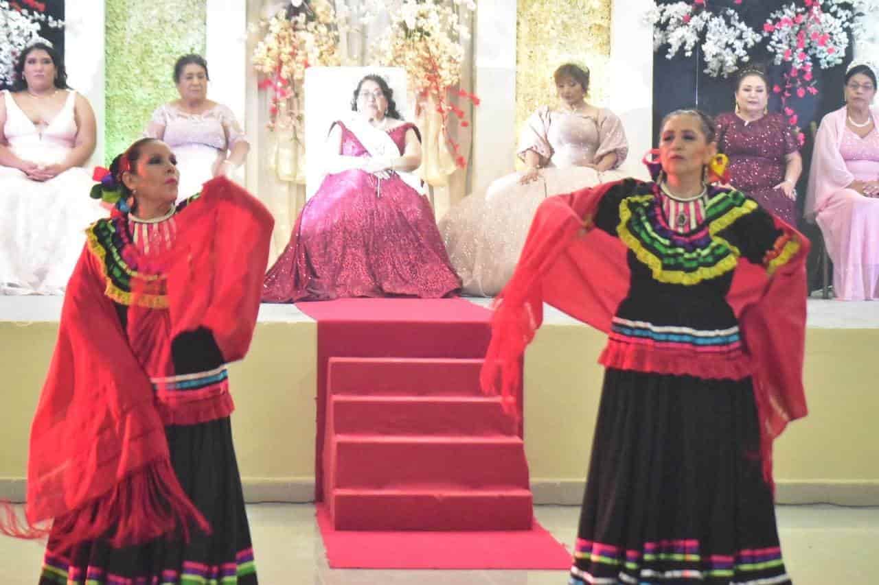 Coronan a Reina del adulto mayor