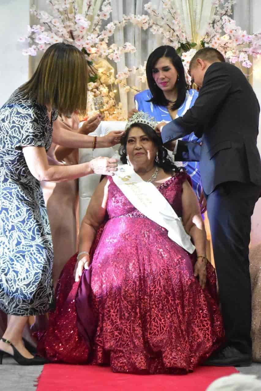 Coronan a Reina del adulto mayor