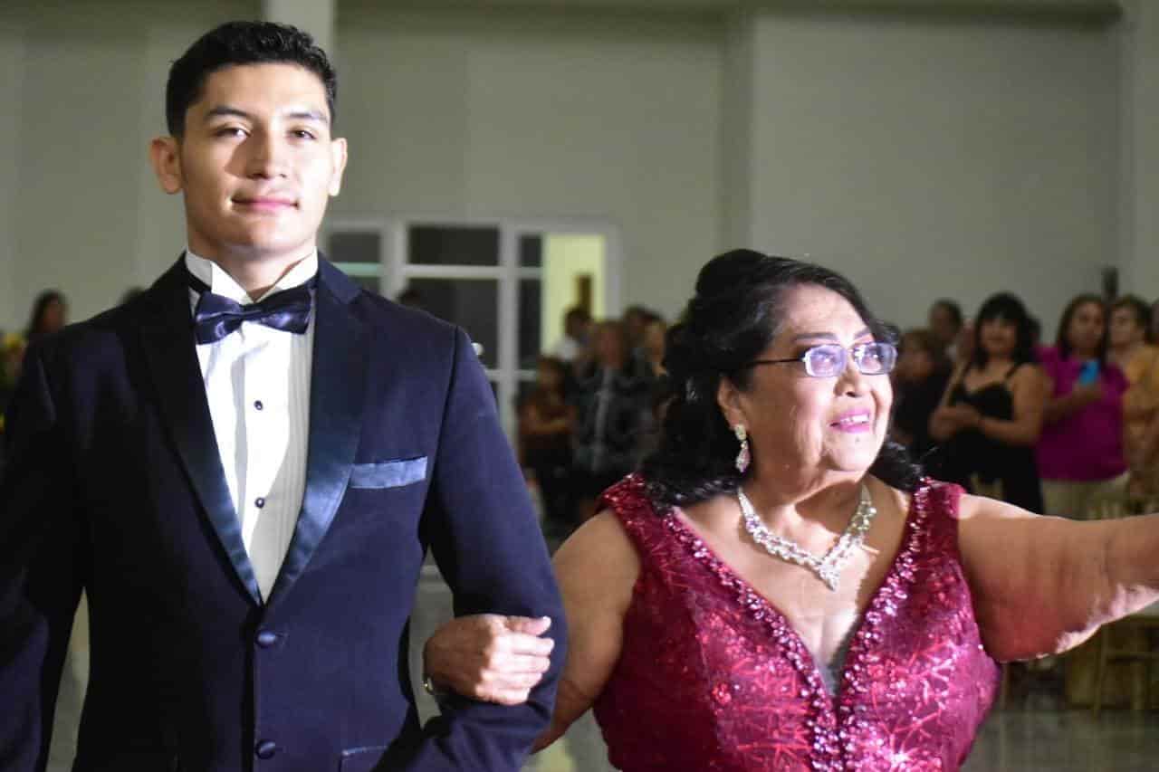 Coronan a Reina del adulto mayor