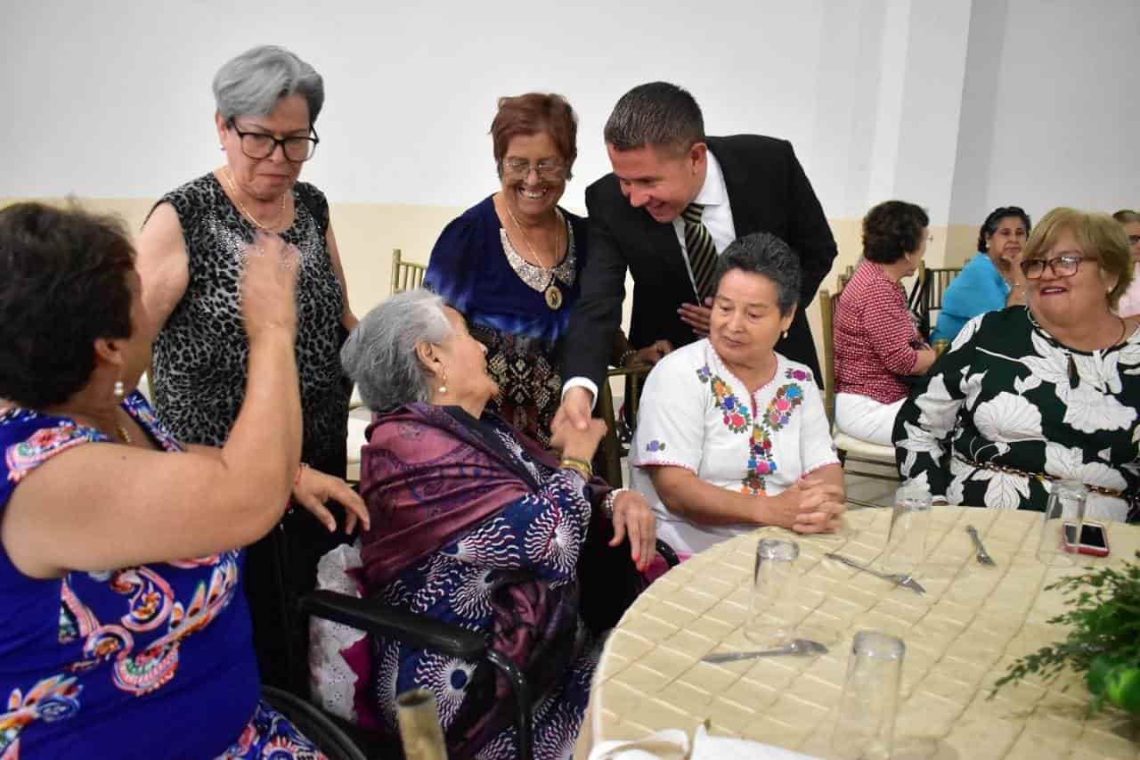Coronan a Reina del adulto mayor