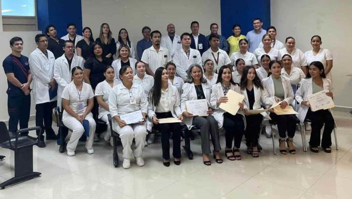 Terminan servicio e inician titulación médicos nigropetenses