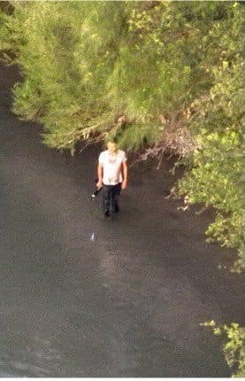 ¡Ver para creer! Con rifle en mano, traficante cruza a migrantes por el río