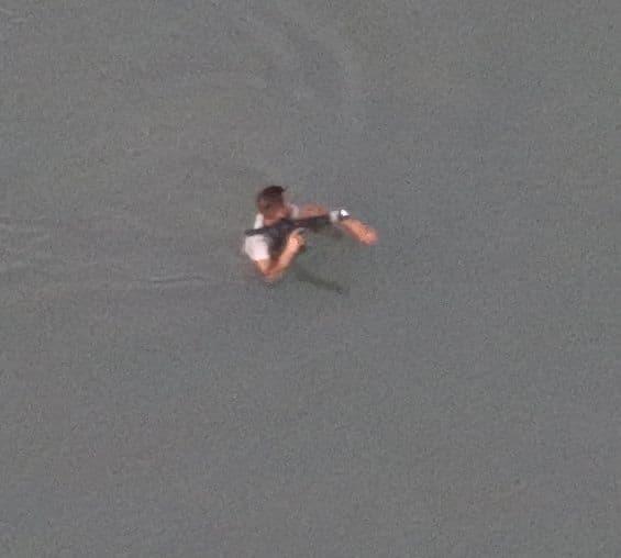 ¡Ver para creer! Con rifle en mano, traficante cruza a migrantes por el río