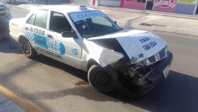 Colisionan taxis por ganar pasaje
