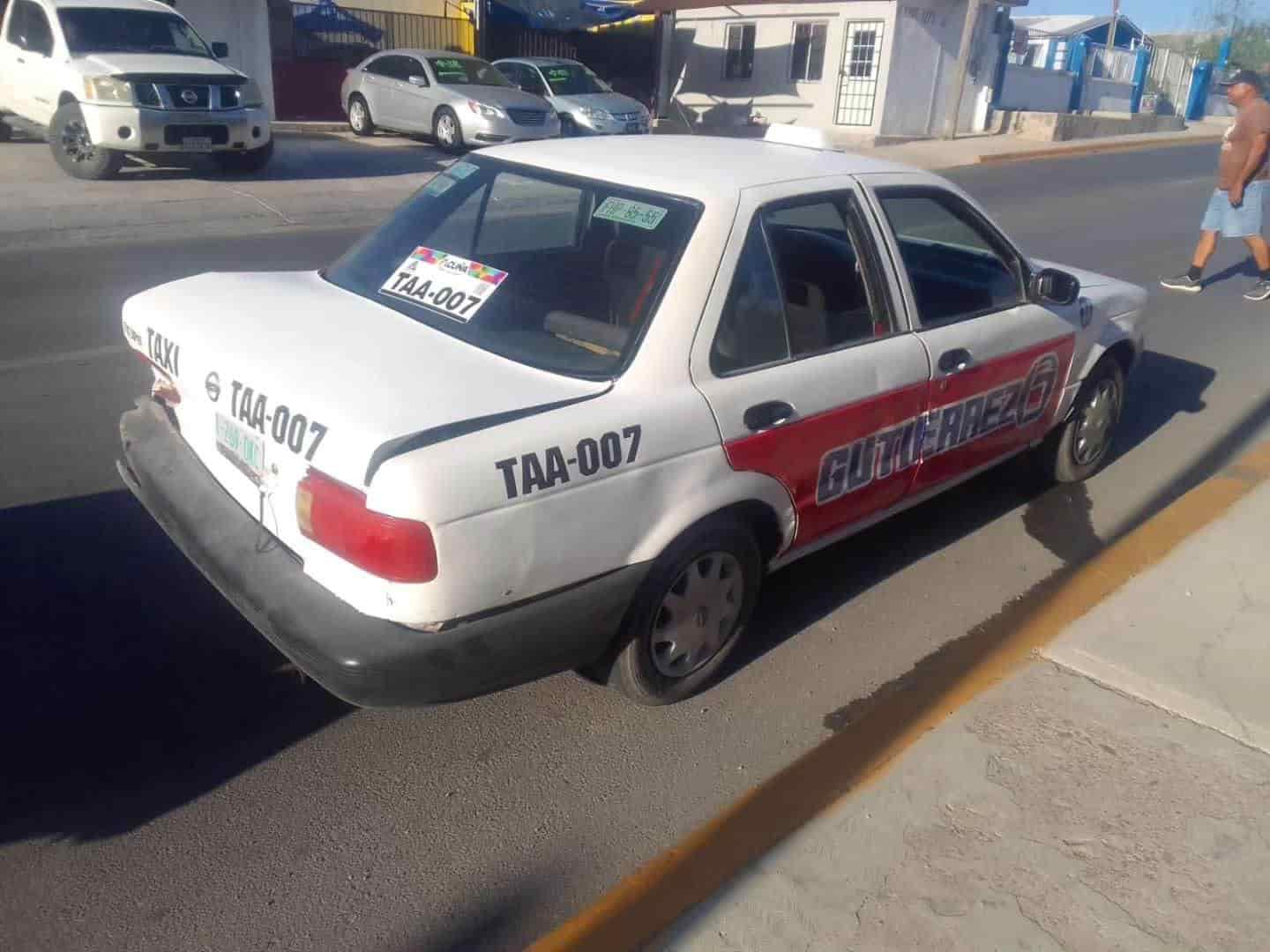 Colisionan taxis por ganar pasaje