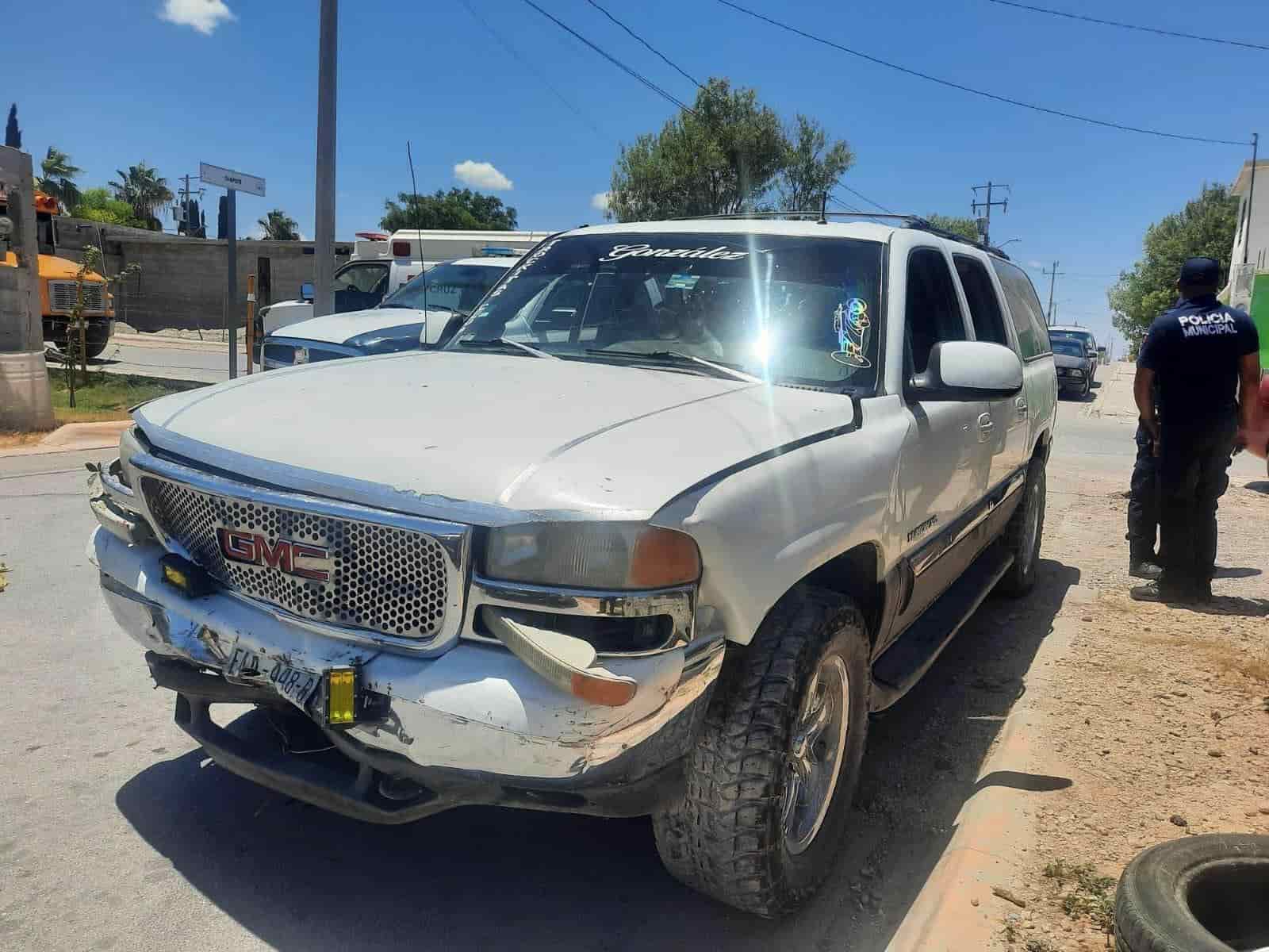 ¡Irresponsable al volante! Colisiona por evadir rótulo de ALTO