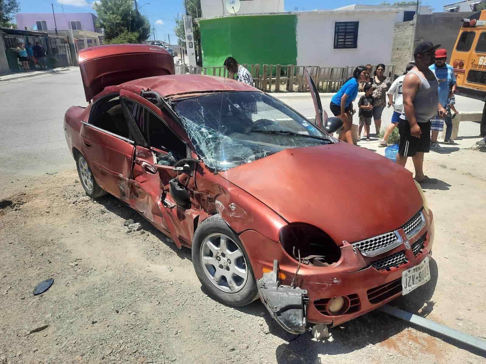 ¡Irresponsable al volante! Colisiona por evadir rótulo de ALTO