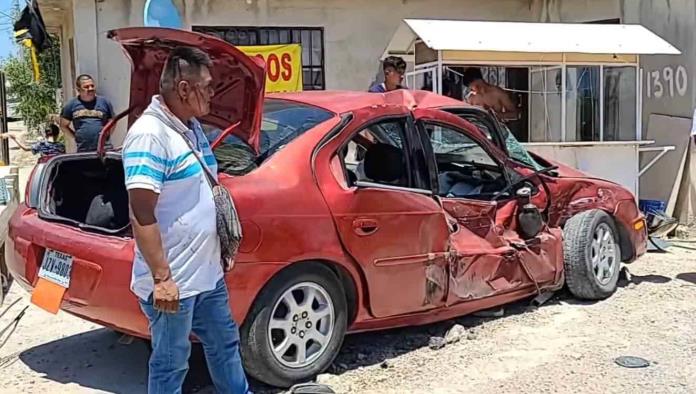 ¡Irresponsable al volante! Colisiona por evadir rótulo de ALTO
