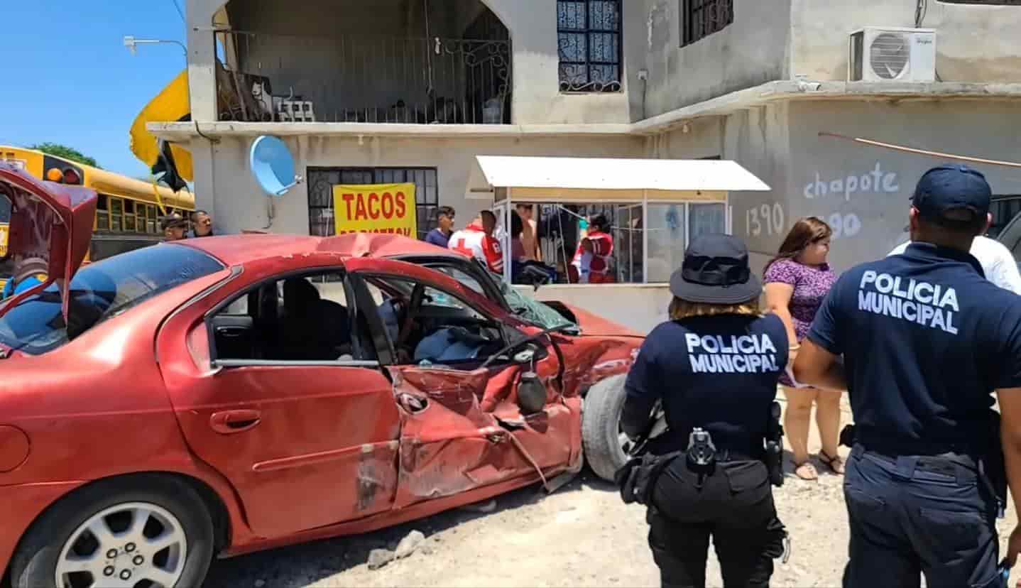 ¡Irresponsable al volante! Colisiona por evadir rótulo de ALTO