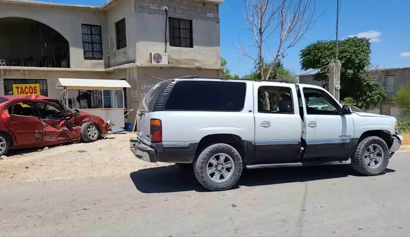 ¡Irresponsable al volante! Colisiona por evadir rótulo de ALTO