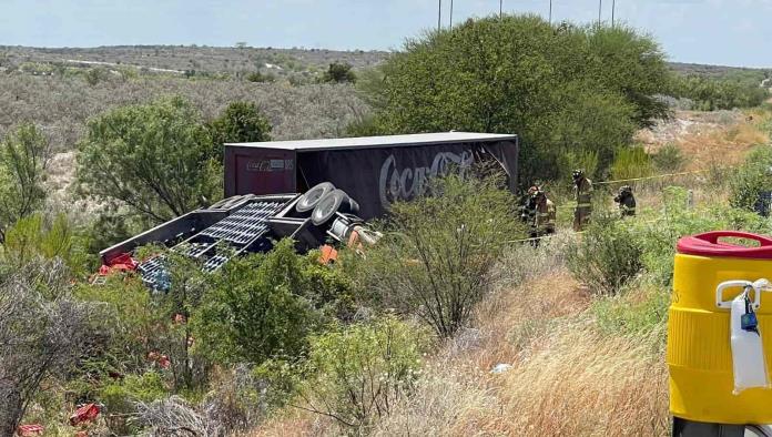 Muere trailero en volcadura sobre la Ribereña