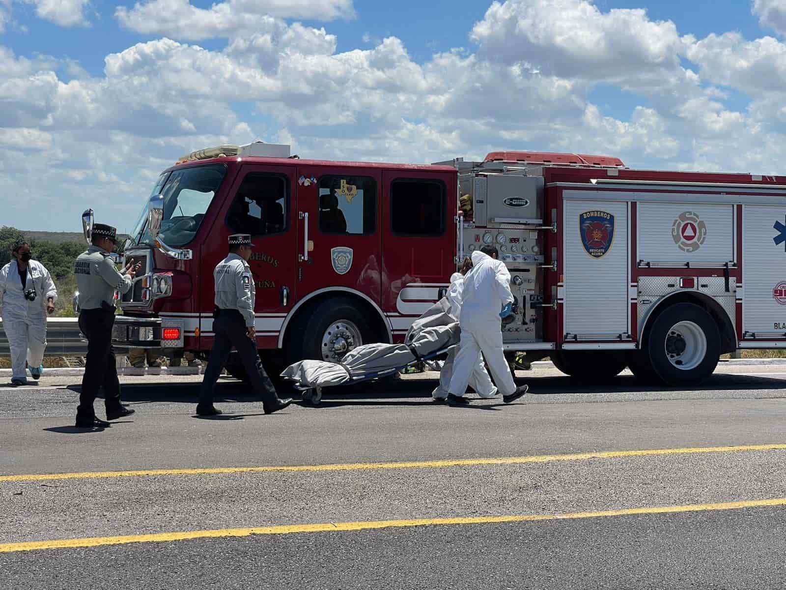 Muere trailero en volcadura sobre la Ribereña