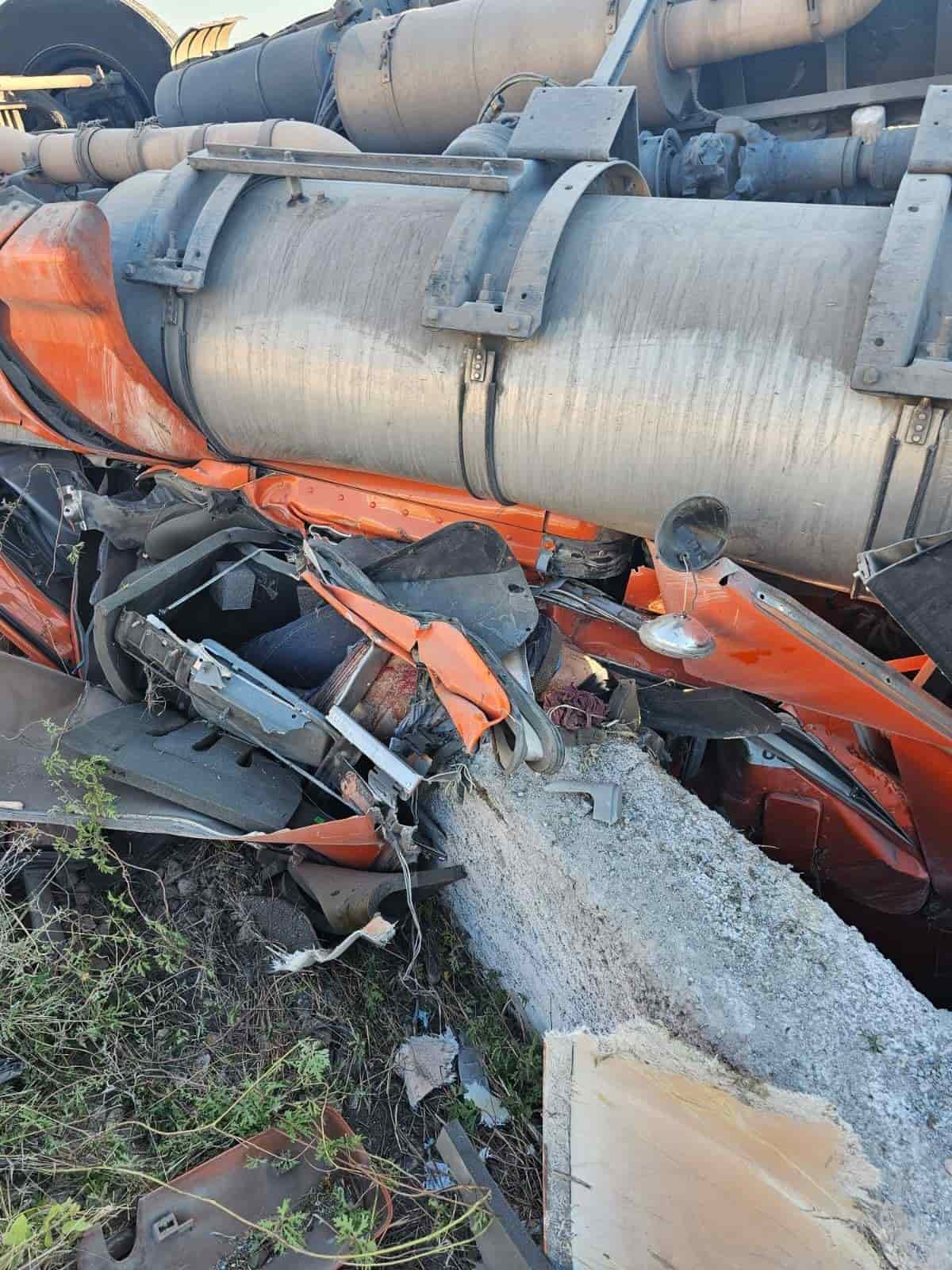Muere trailero en volcadura sobre la Ribereña
