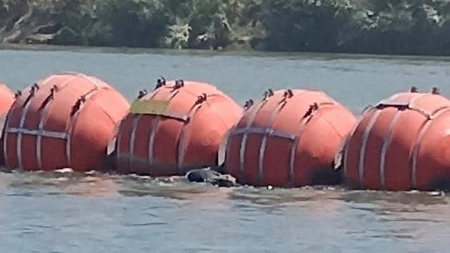 Identifican a migrante hallado en muro flotante