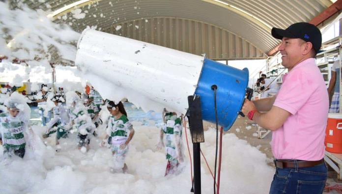 Disfrutan niños de viernes de espuma