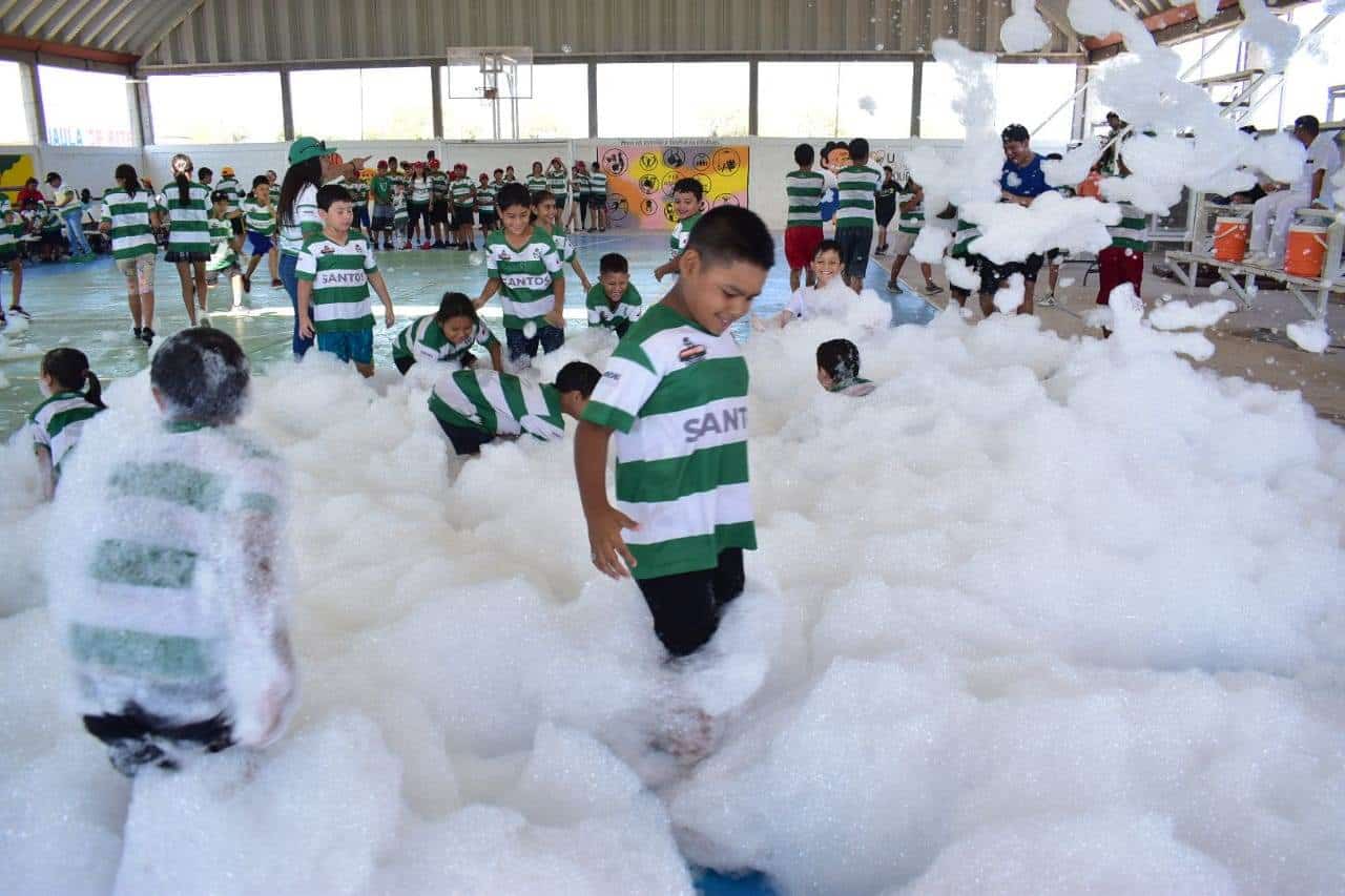 Disfrutan niños de viernes de espuma