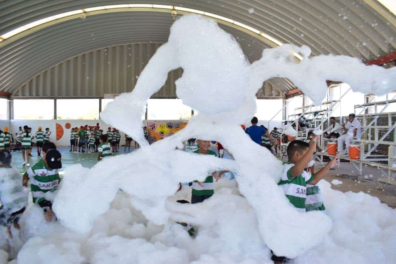 Disfrutan niños de viernes de espuma