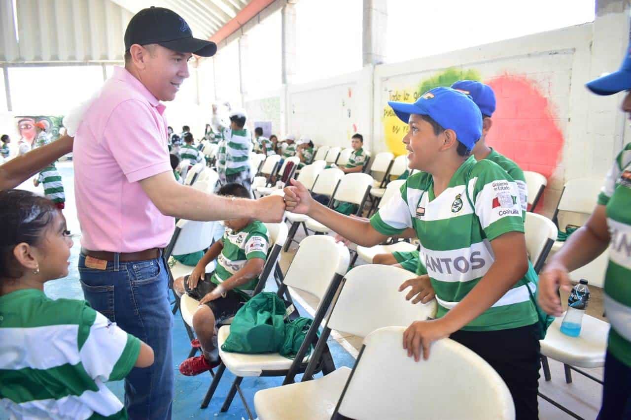 Disfrutan niños de viernes de espuma