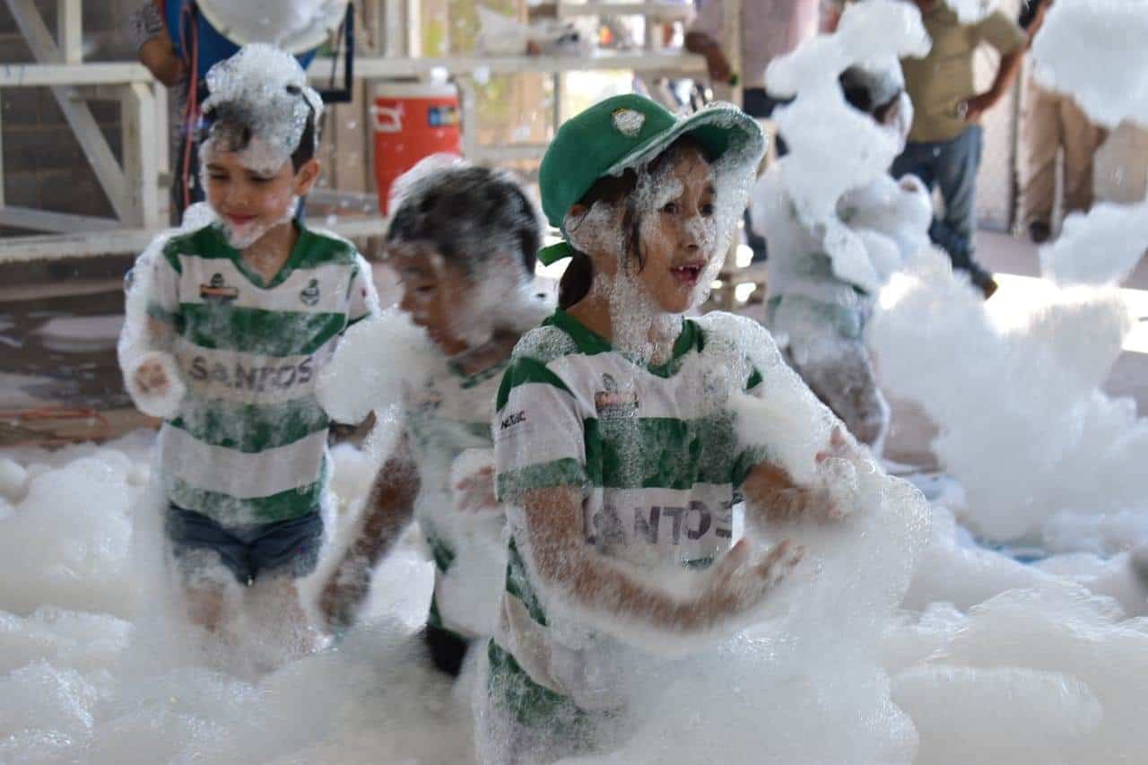 Disfrutan niños de viernes de espuma
