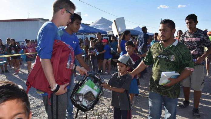 Entregan útiles escolares en los Cinco Manantiales