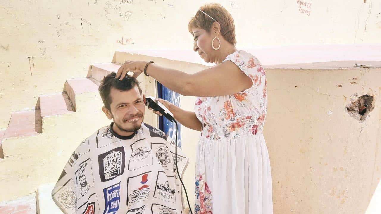 Corta cabello para ayudar a abuelitos